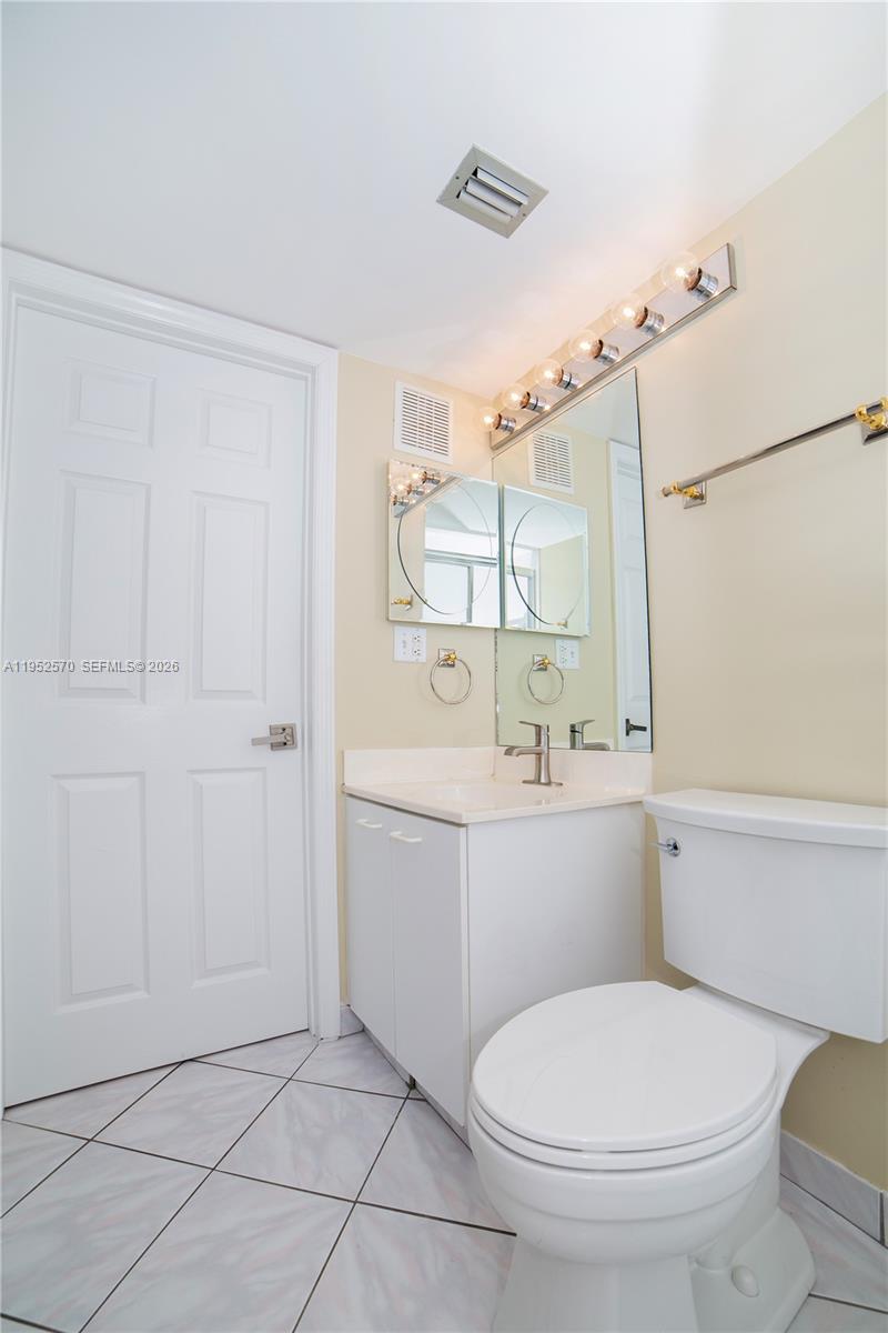 18000 North Bay Road, Unit 404 Sunny Isles Beach, FL 33160 - Photo 13 of 40 Guest