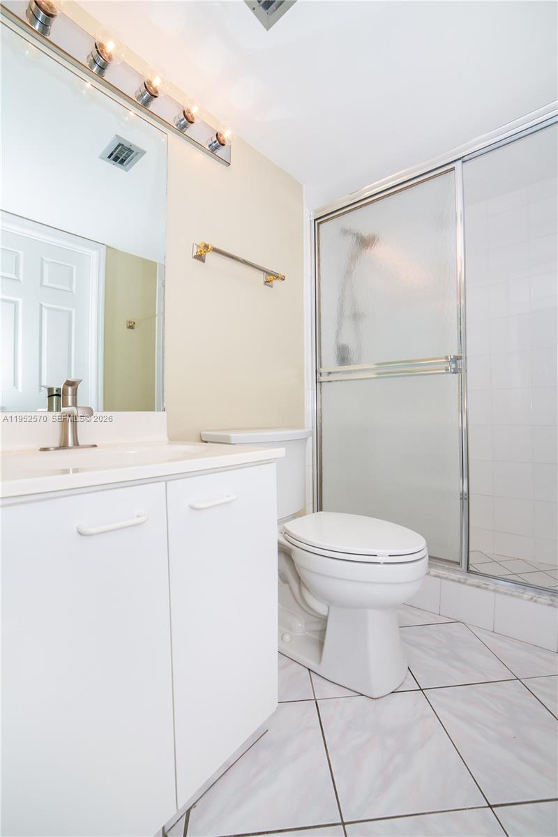 18000 North Bay Road, Unit 404 Sunny Isles Beach, FL 33160 - Photo 14 of 40 Guest