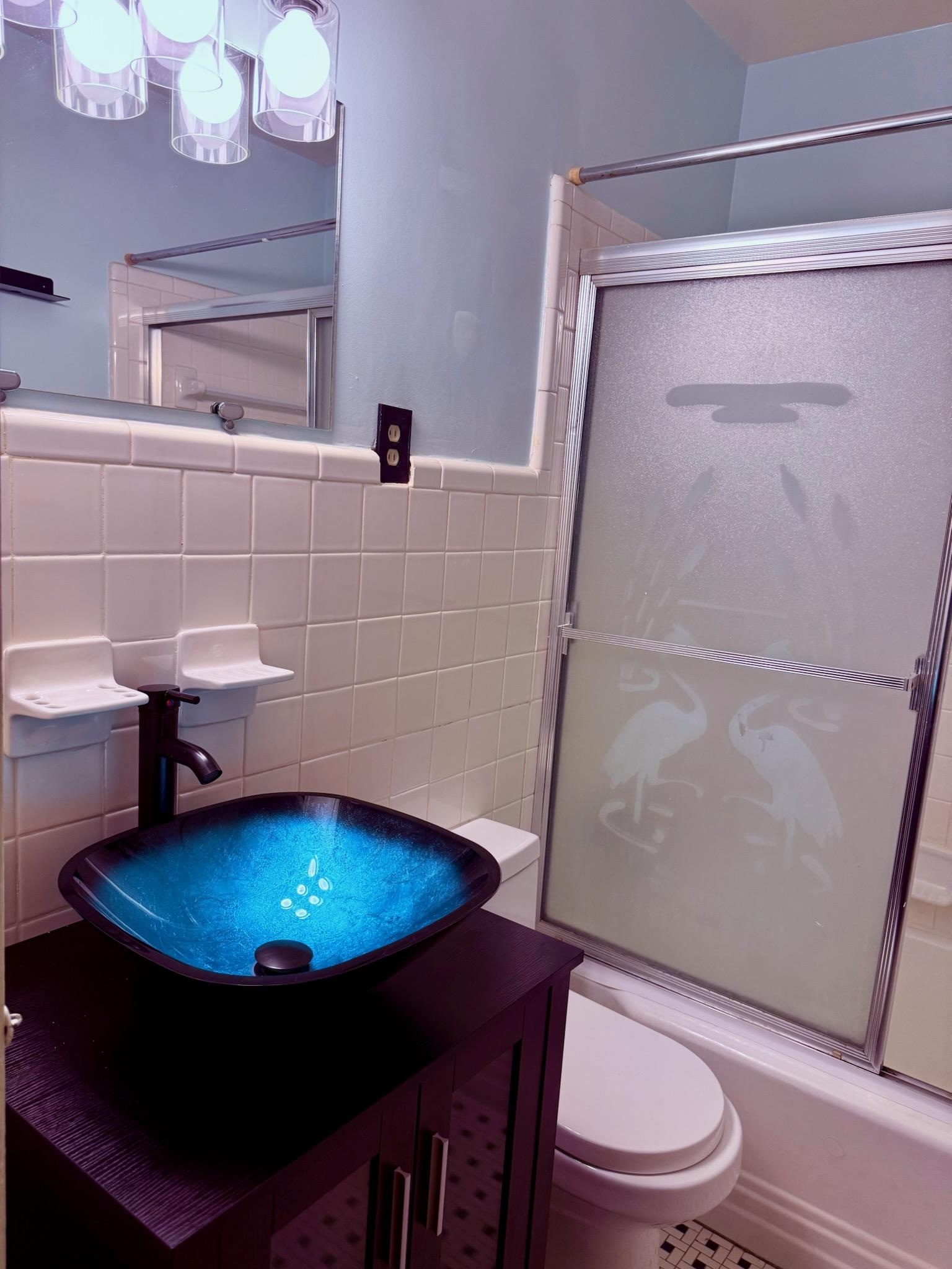 458 Gerald Road Memphis, TN 38122 - Photo 16 of 34 a bathroom with a sink a toilet a mirror and shower