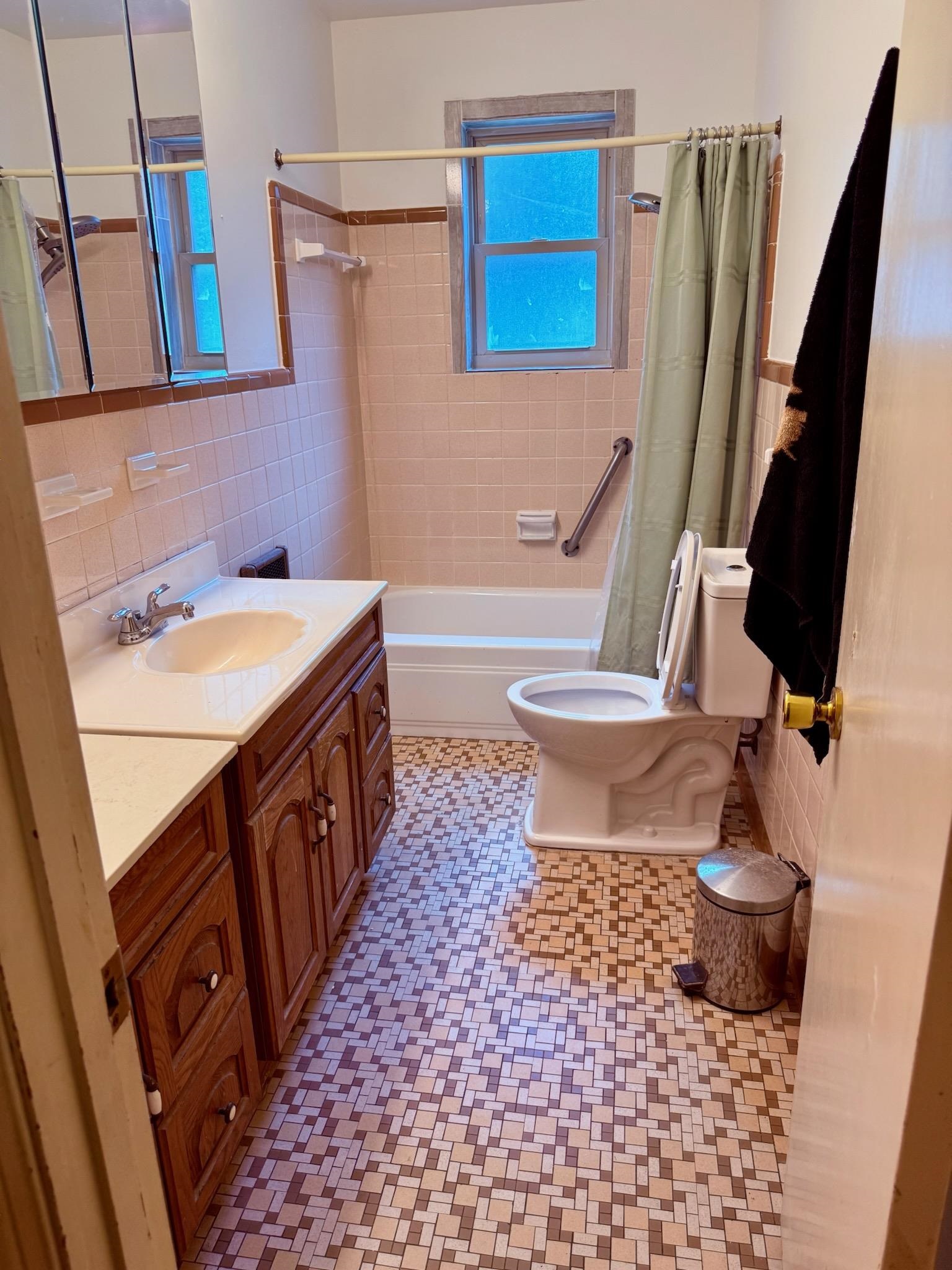 458 Gerald Road Memphis, TN 38122 - Photo 22 of 34 a bathroom with a sink a toilet and a mirror