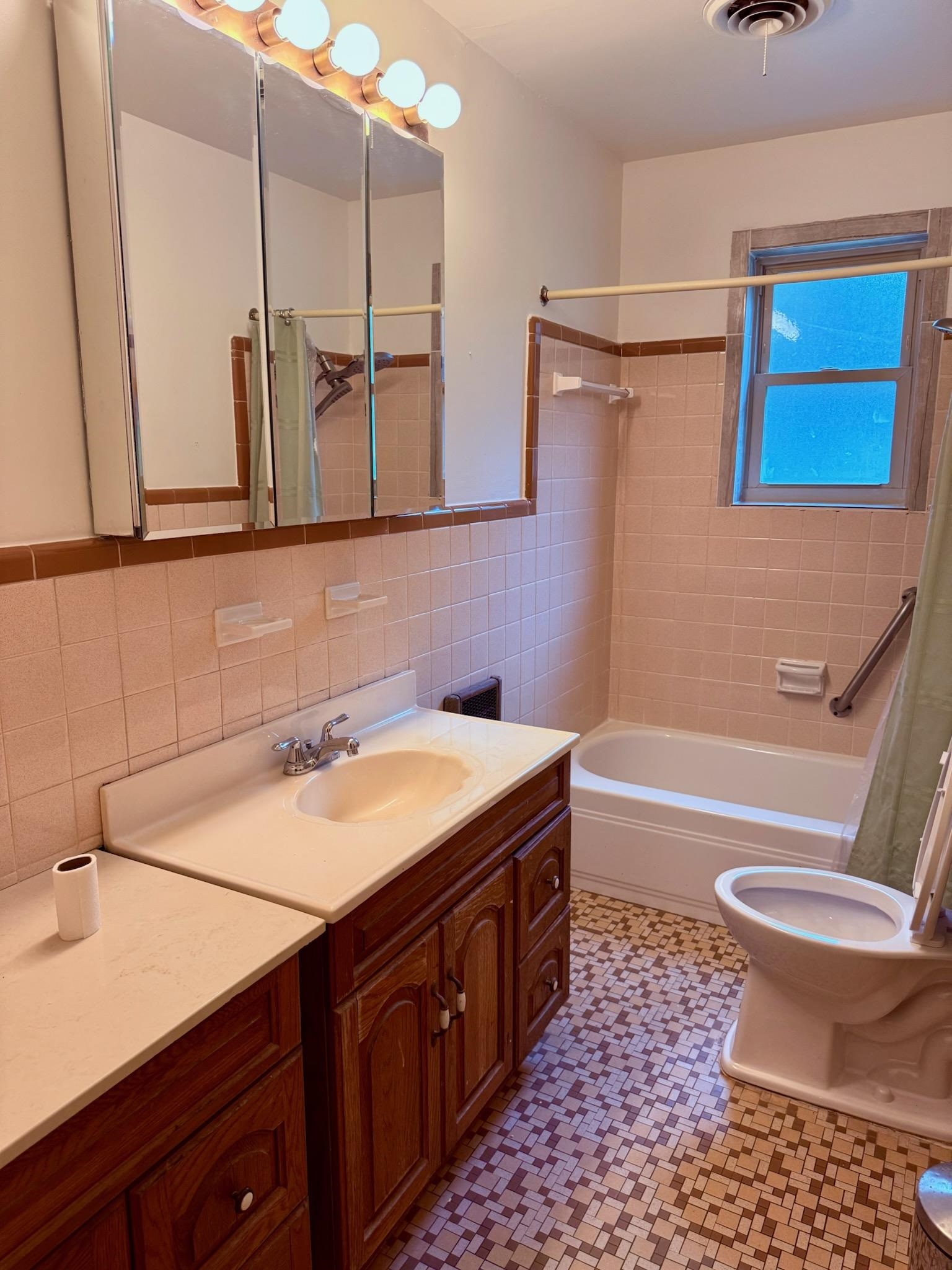 458 Gerald Road Memphis, TN 38122 - Photo 23 of 34 a bathroom with a sink a toilet and mirror