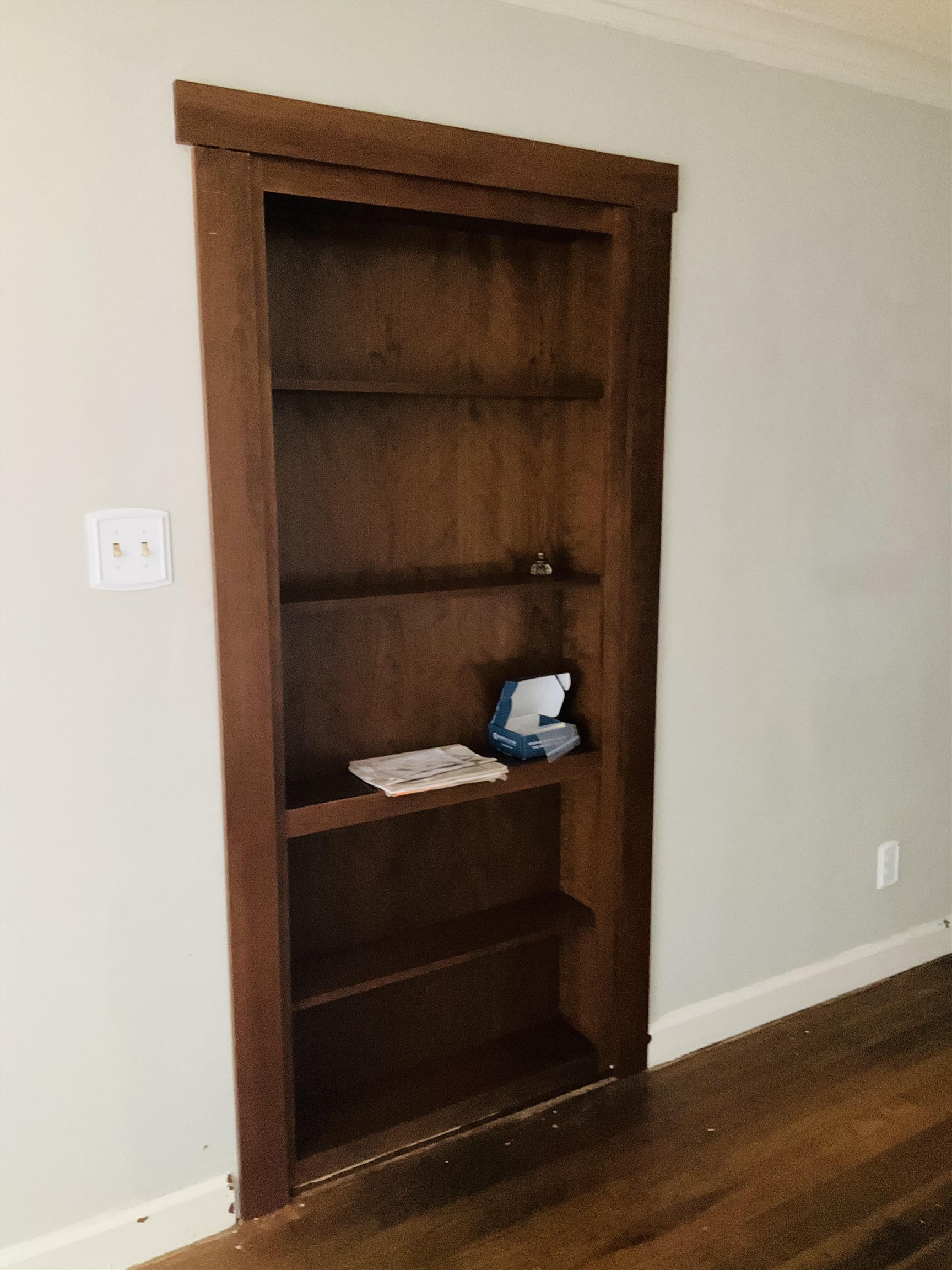 458 Gerald Road Memphis, TN 38122 - Photo 24 of 34 a room with wooden floor and shelf