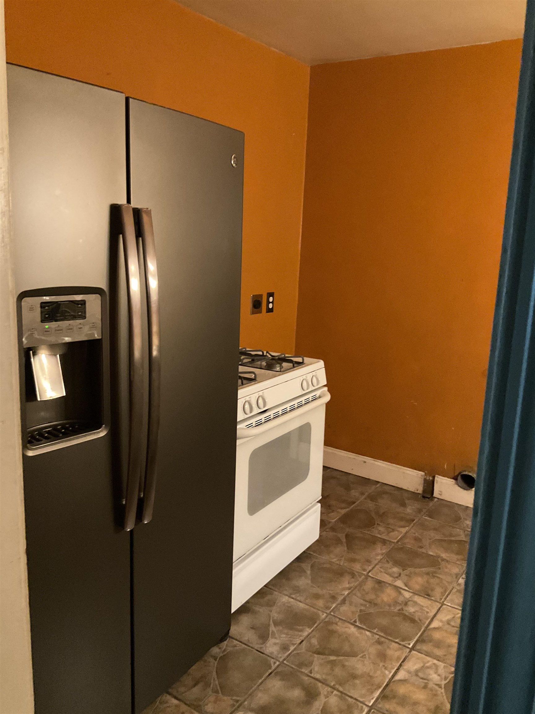 458 Gerald Road Memphis, TN 38122 - Photo 33 of 34 a kitchen with a refrigerator stove and cabinets