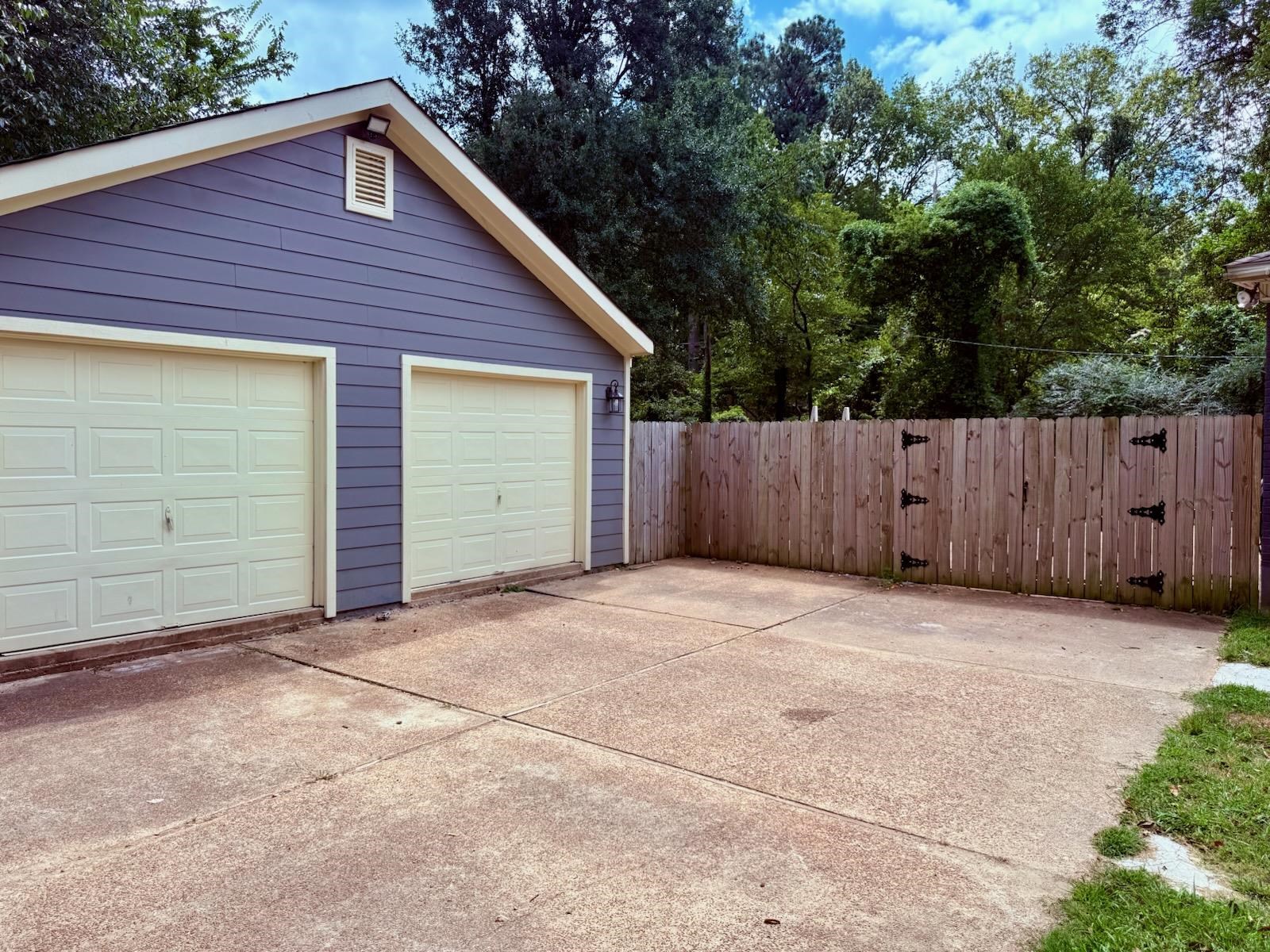458 Gerald Road Memphis, TN 38122 - Photo 5 of 34 a front view of house with garage