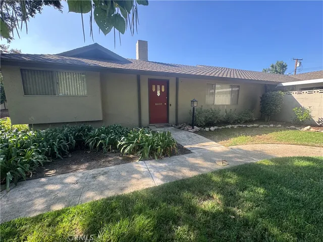 a view of a house with a yard