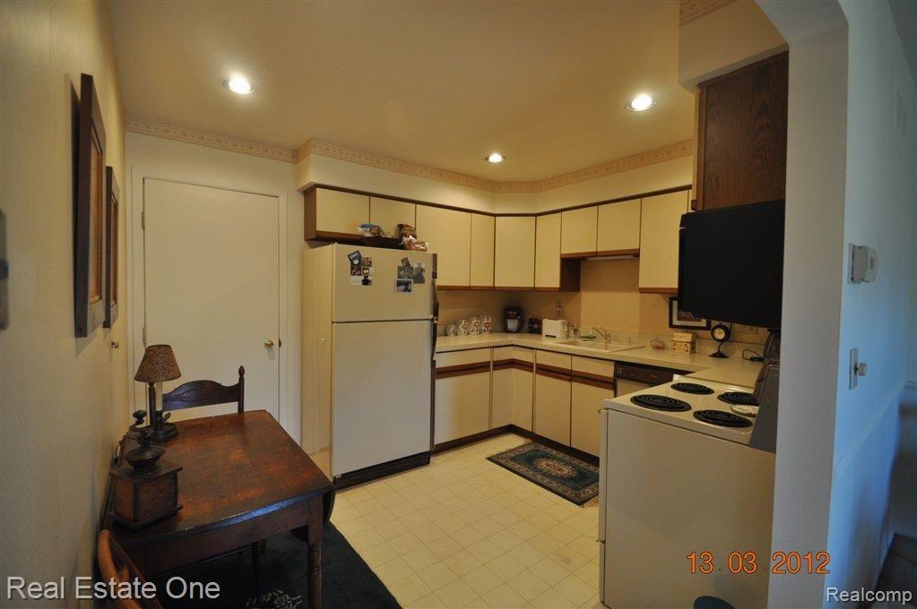 1887 Allenway Court, Unit 95 Rochester, MI 48309 - Photo 7 of 14 Kitchen
