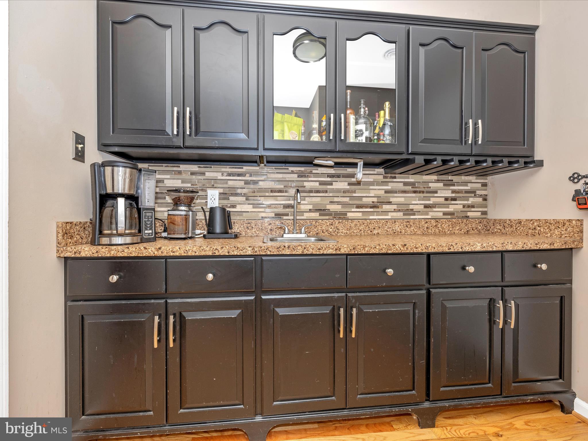 201 Crestview Court Frederick, MD 21702 - Photo 16 of 51 Mudroom with wetbar