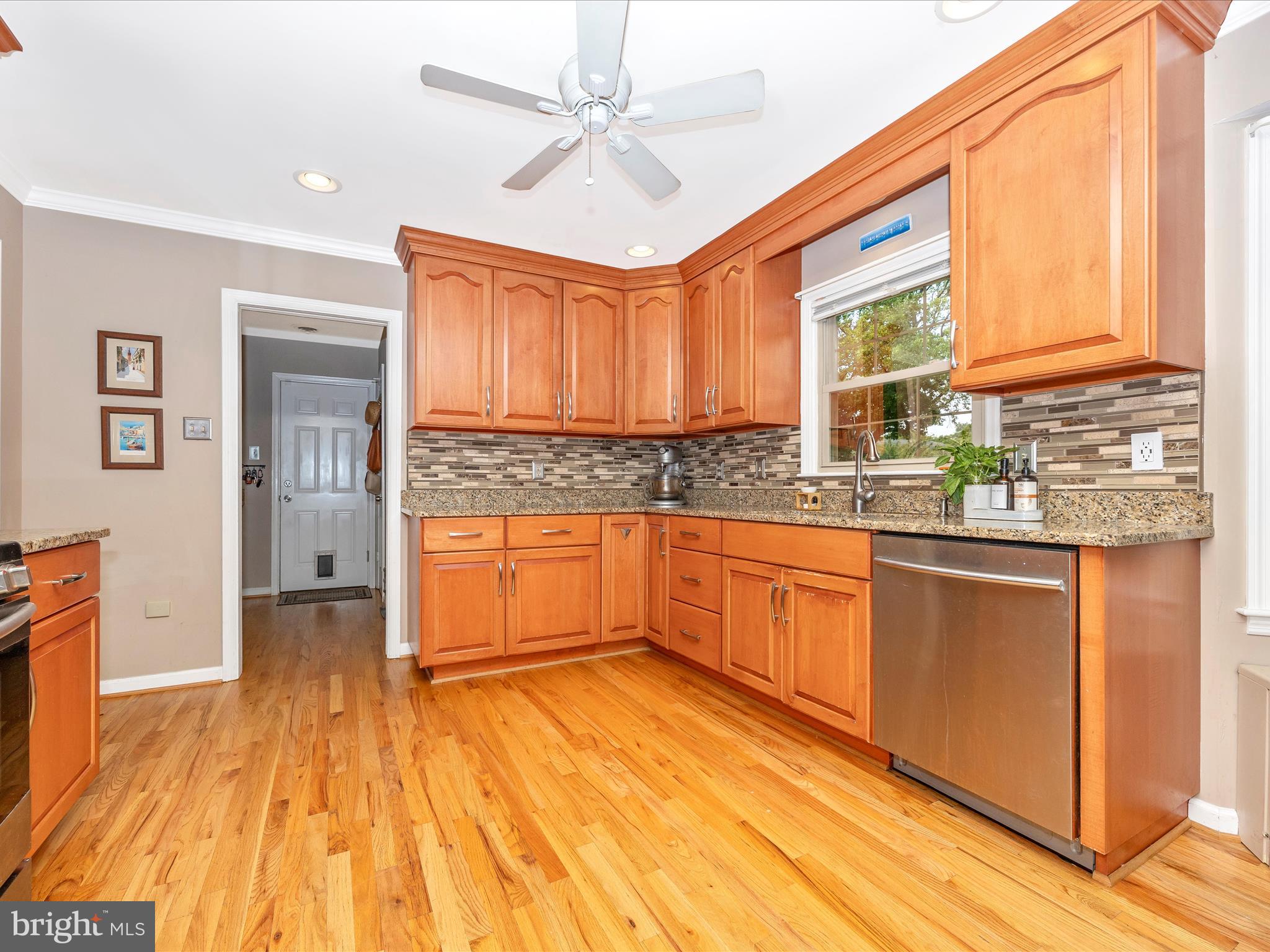 201 Crestview Court Frederick, MD 21702 - Photo 7 of 51 42 inch cabinets granite counter, tile backsplash