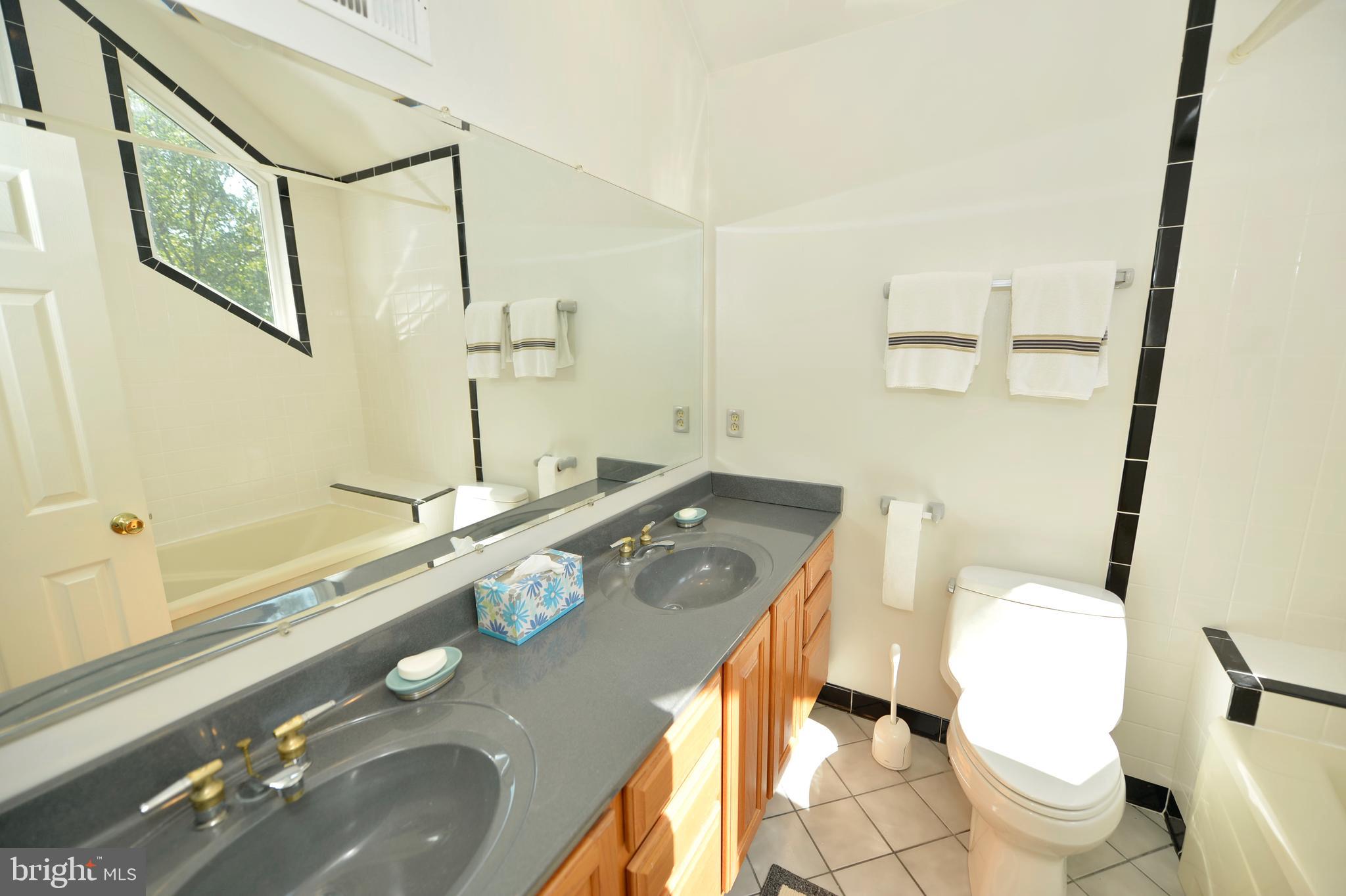 11173 Oakview Road Delaplane, VA 20144 - Photo 41 of 60 Upper level full bath, tiled tub surround & floor