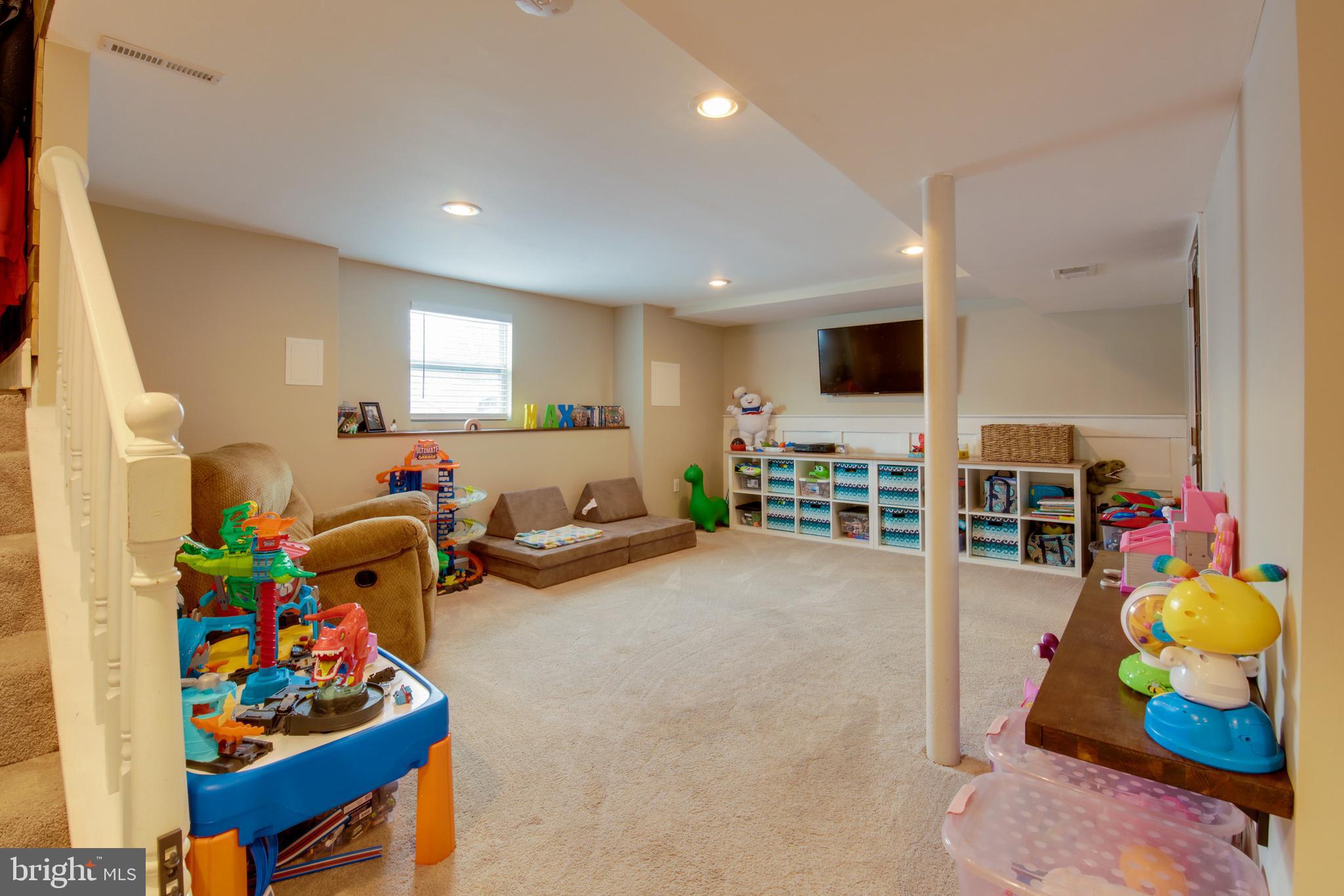 7971 East Shore Road Pasadena, MD 21122 - Photo 26 of 38 Family Room/Play Room