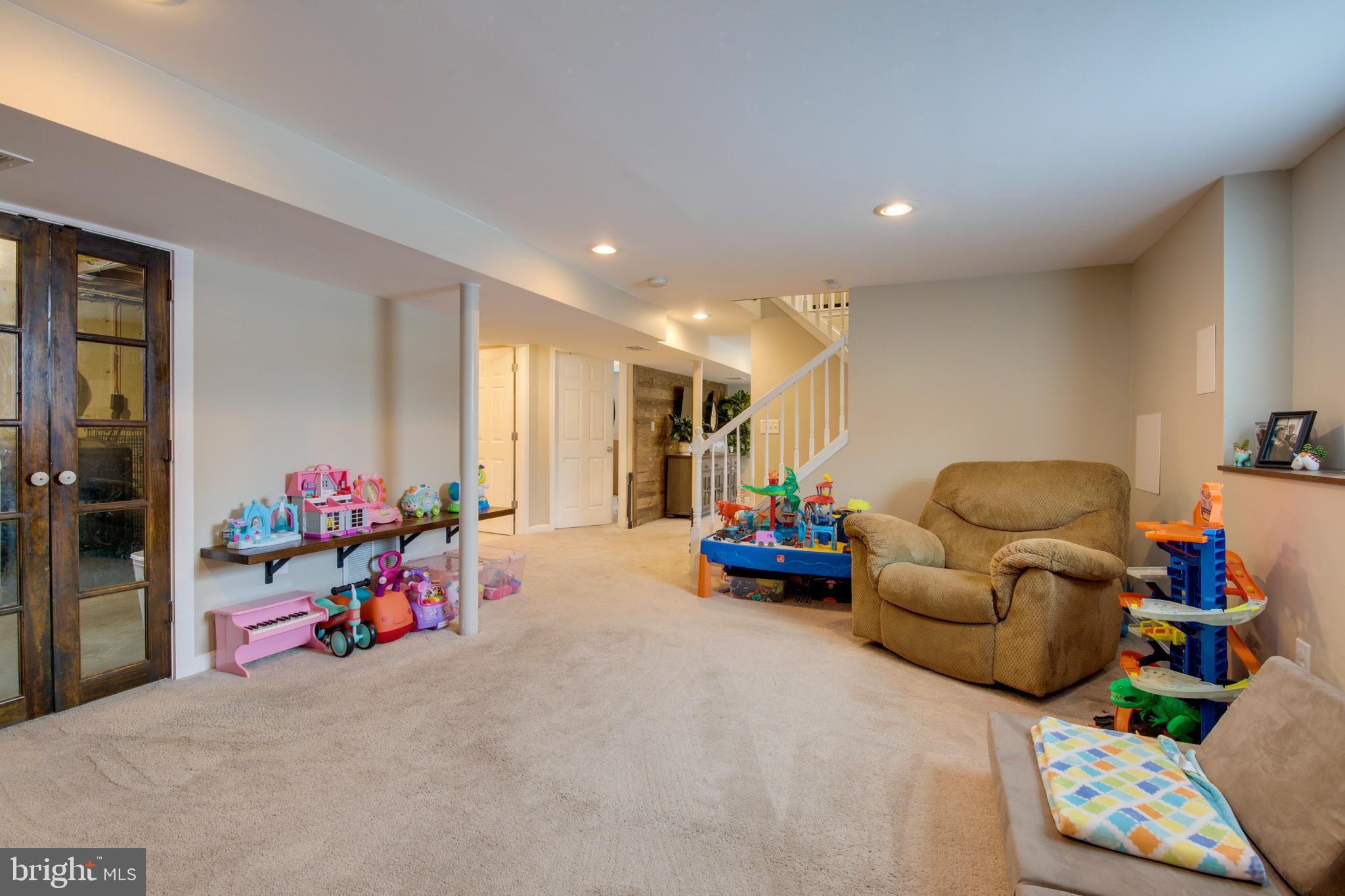 7971 East Shore Road Pasadena, MD 21122 - Photo 27 of 38 Family Room/Play Room