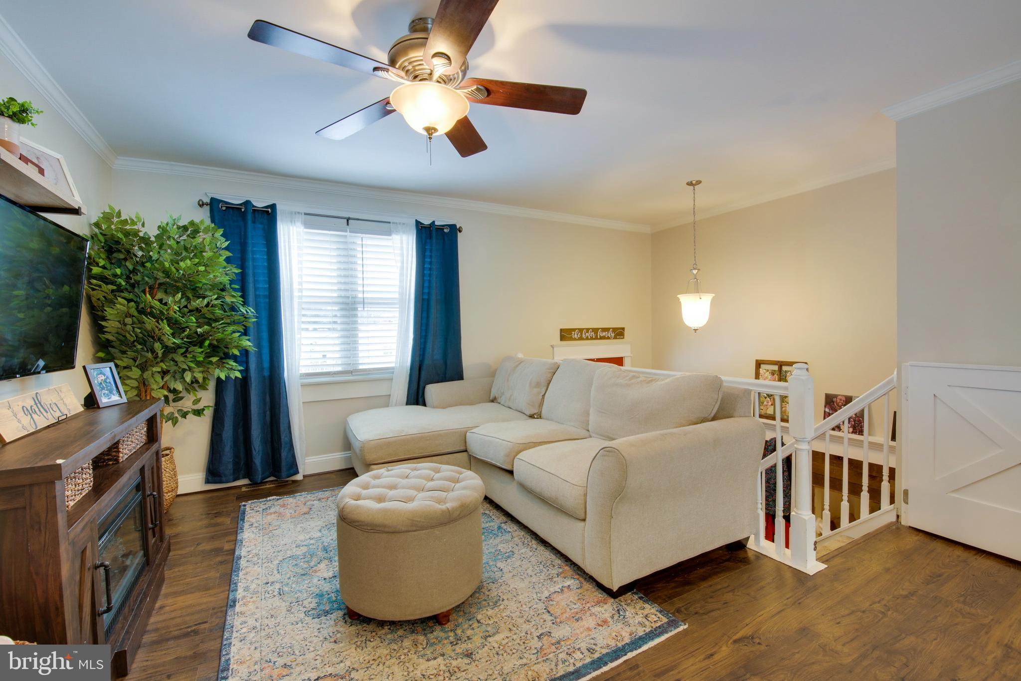 7971 East Shore Road Pasadena, MD 21122 - Photo 4 of 38 Living Room