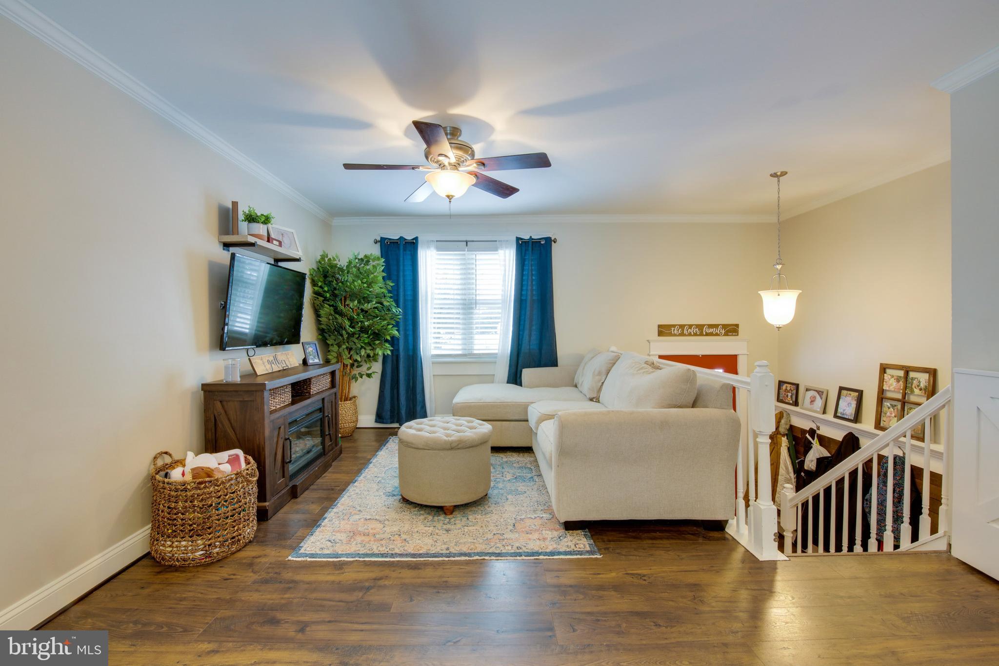 7971 East Shore Road Pasadena, MD 21122 - Photo 5 of 38 Living Room