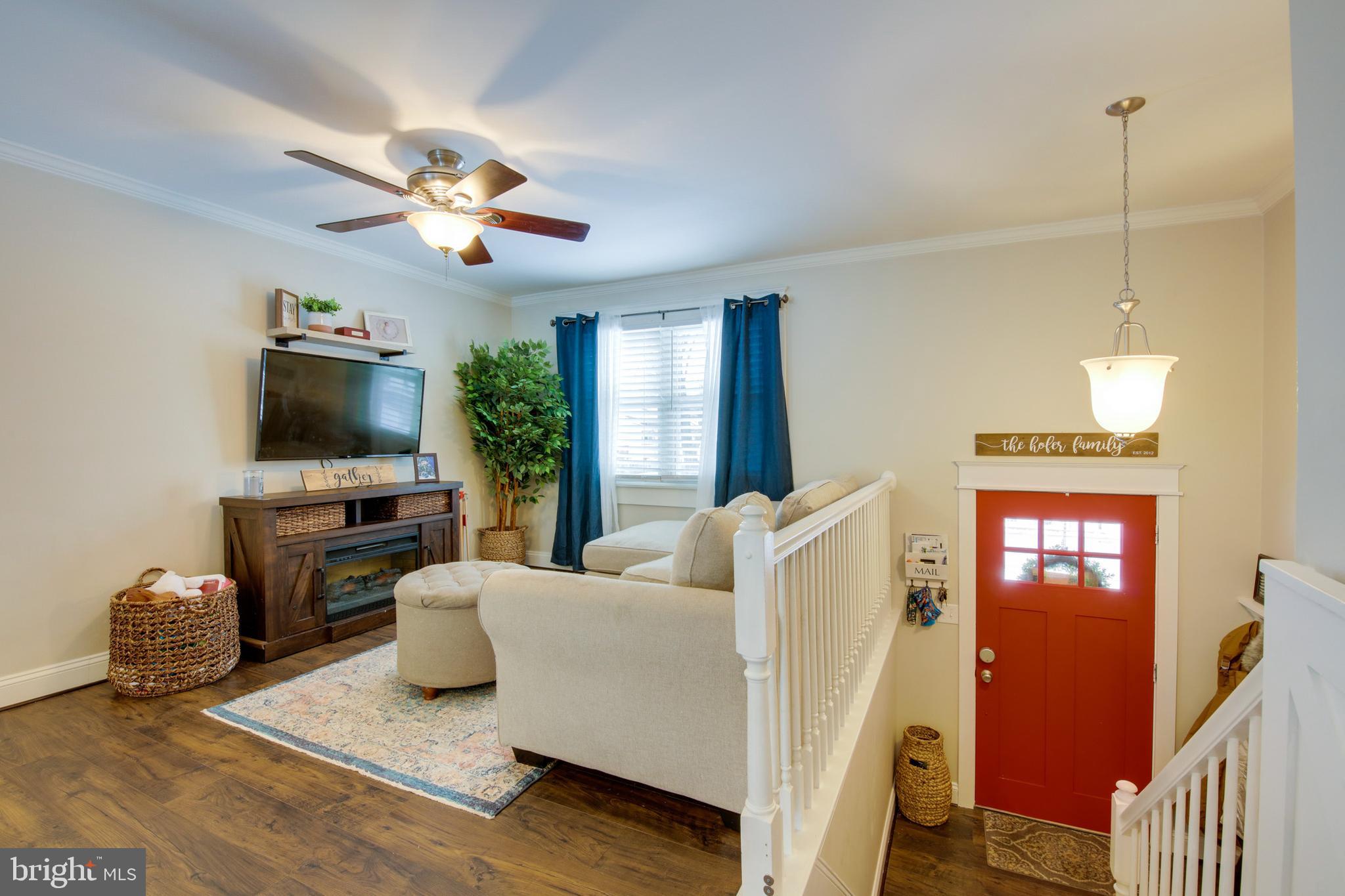 7971 East Shore Road Pasadena, MD 21122 - Photo 6 of 38 Living Room