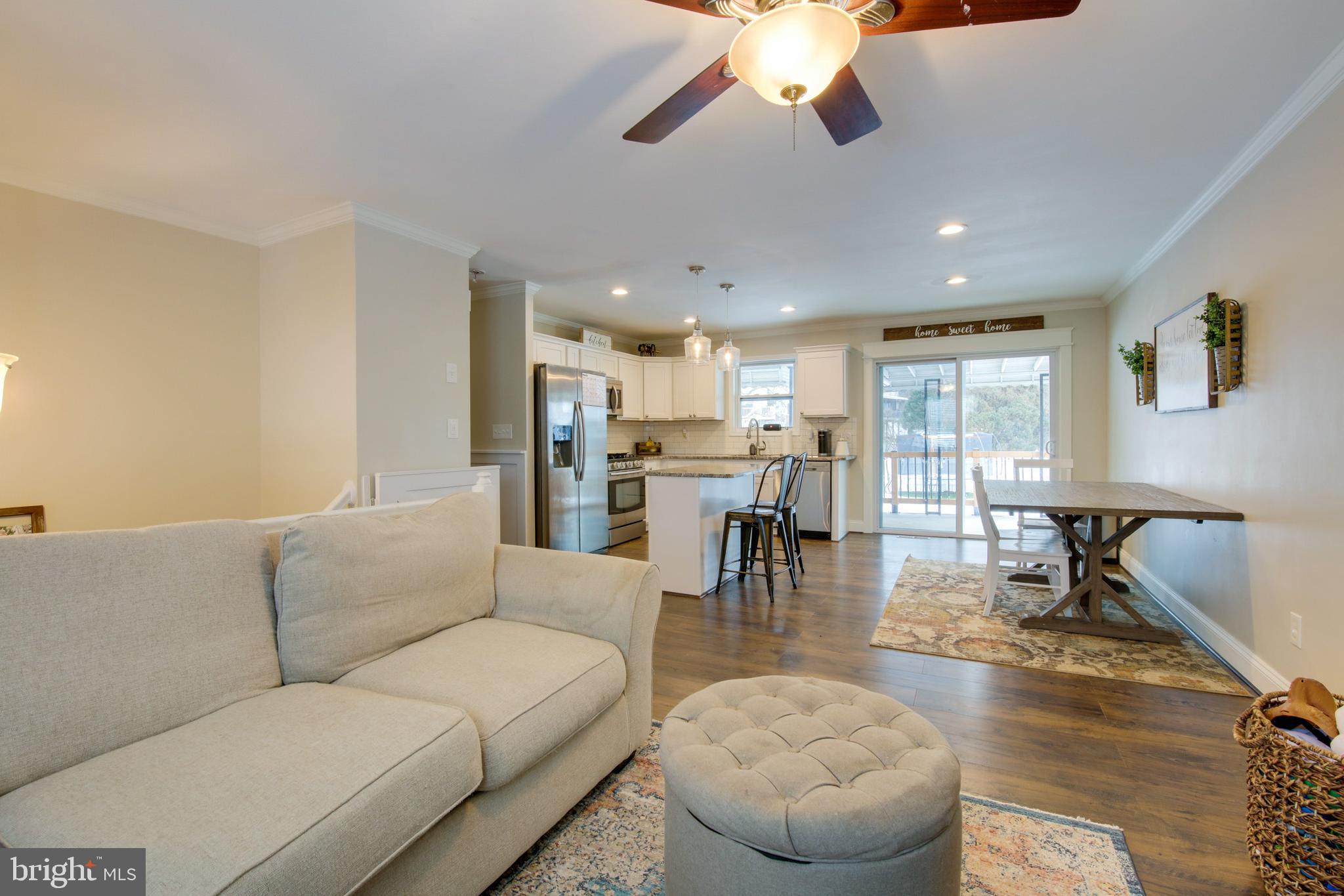 7971 East Shore Road Pasadena, MD 21122 - Photo 7 of 38 Living Room