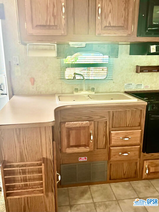 70201 Aurora Road Desert Hot Springs, CA 92241 - Photo 10 of 18 a utility room with dryer and washer