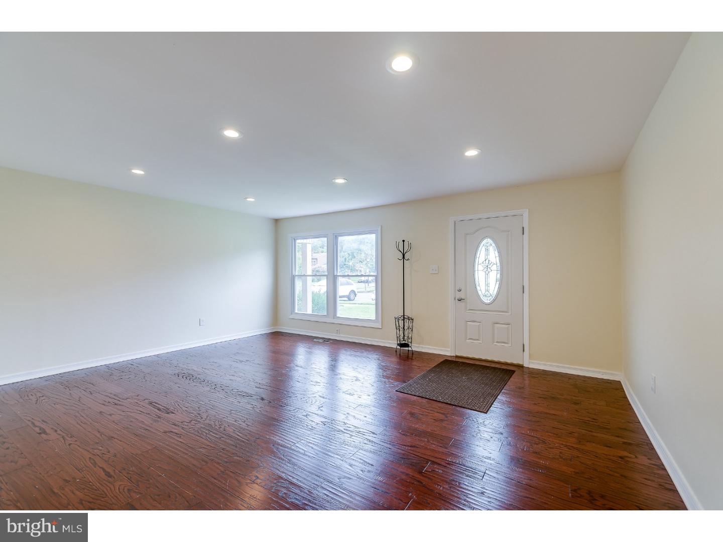 19 Rambler Court Willingboro, NJ 08046 - Photo 3 of 19 Living Room
