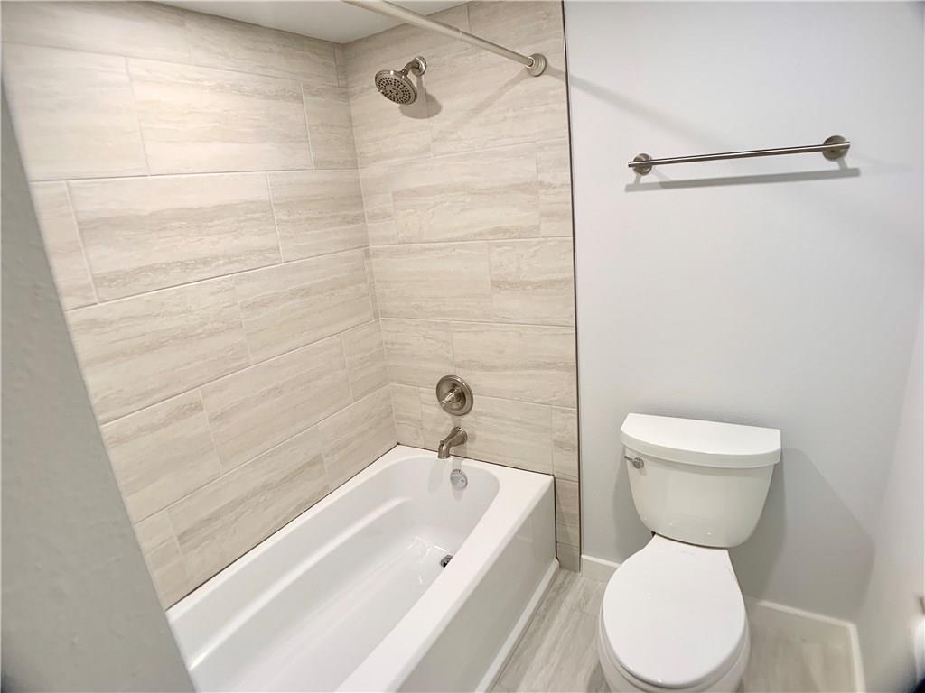 1135 Barton Hills Drive, Unit 252 Austin, TX 78704 - Photo 12 of 19 Full bath with toilet and shower / tub combination