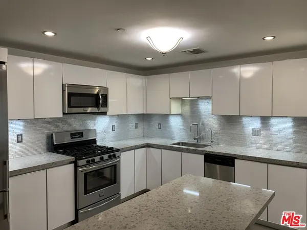 $3,800 | 1730 Sawtelle Boulevard, Unit 305, Los Angeles, CA 90025