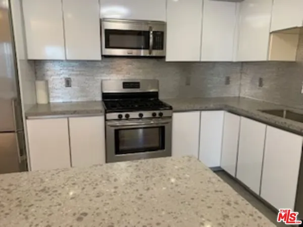 $3,800 | 1730 Sawtelle Boulevard, Unit 305, Los Angeles, CA 90025