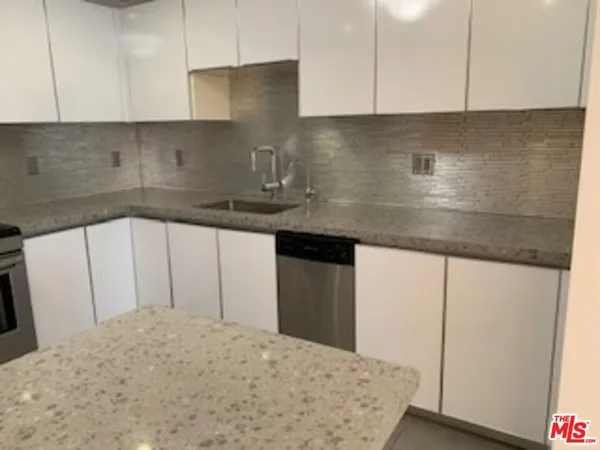 $3,800 | 1730 Sawtelle Boulevard, Unit 305, Los Angeles, CA 90025