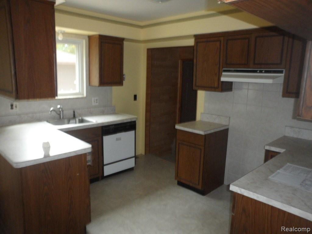4550 Frazho Road Warren, MI 48091 - Photo 9 of 15 SAM_1323.JPG