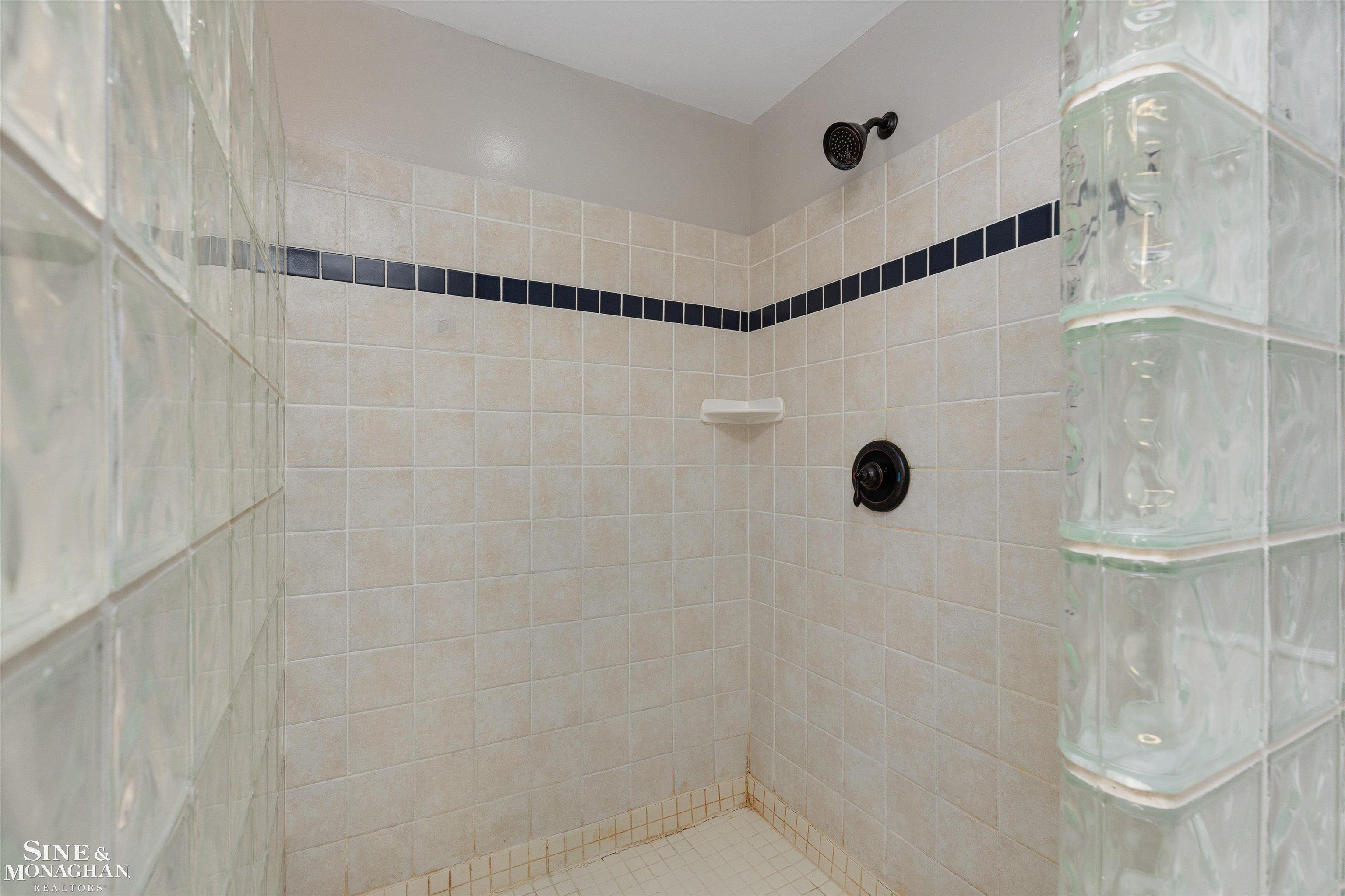 1291 Roslyn Road Grosse Pointe Woods, MI 48236 - Photo 21 of 39