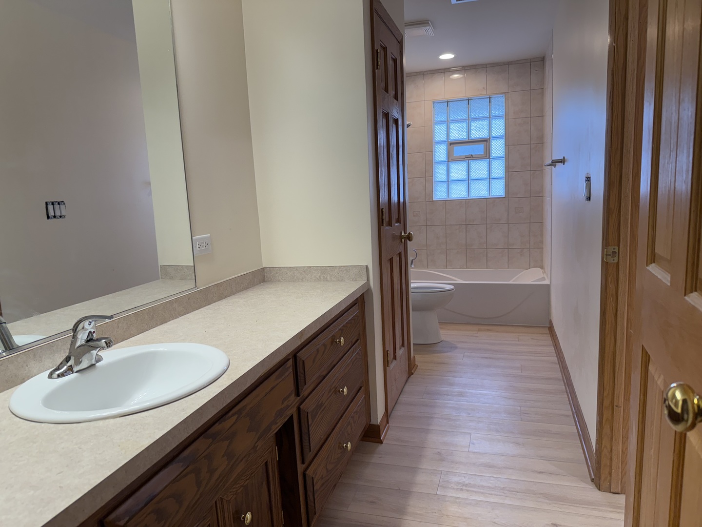 532 West Street, Unit 6 Lockport, IL 60441 - Photo 9 of 13 a bathroom with a sink a tub and a mirror