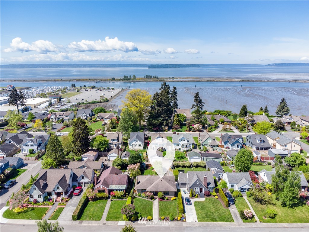 822 Rucker Avenue Everett, WA 98201 - Photo 2 of 40 view of a city
