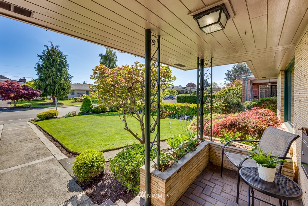 822 Rucker Avenue Everett, WA 98201 - Photo 4 of 40 a view of a chairs and table in the patio