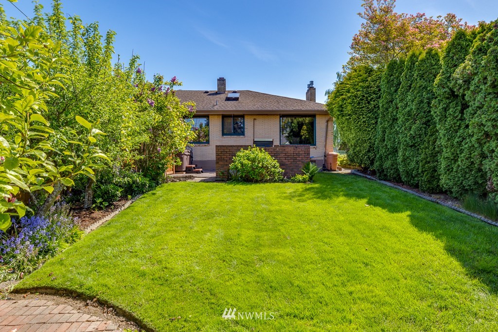 822 Rucker Avenue Everett, WA 98201 - Photo 31 of 40 a front view of a house with garden