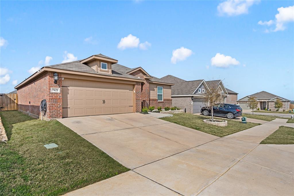 7621 Duck Bay Road Fort Worth, TX 76120 - Photo 3 of 32