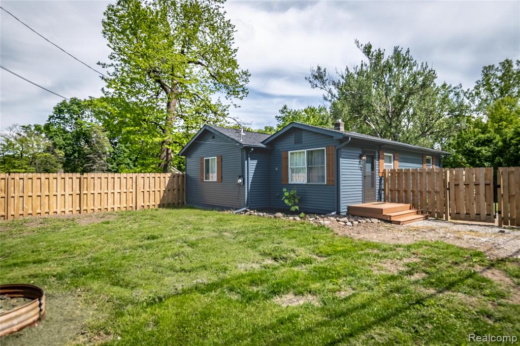 7770 Austere Road Waterford, MI 48329 - Photo 2 of 27 Gallery Image 2