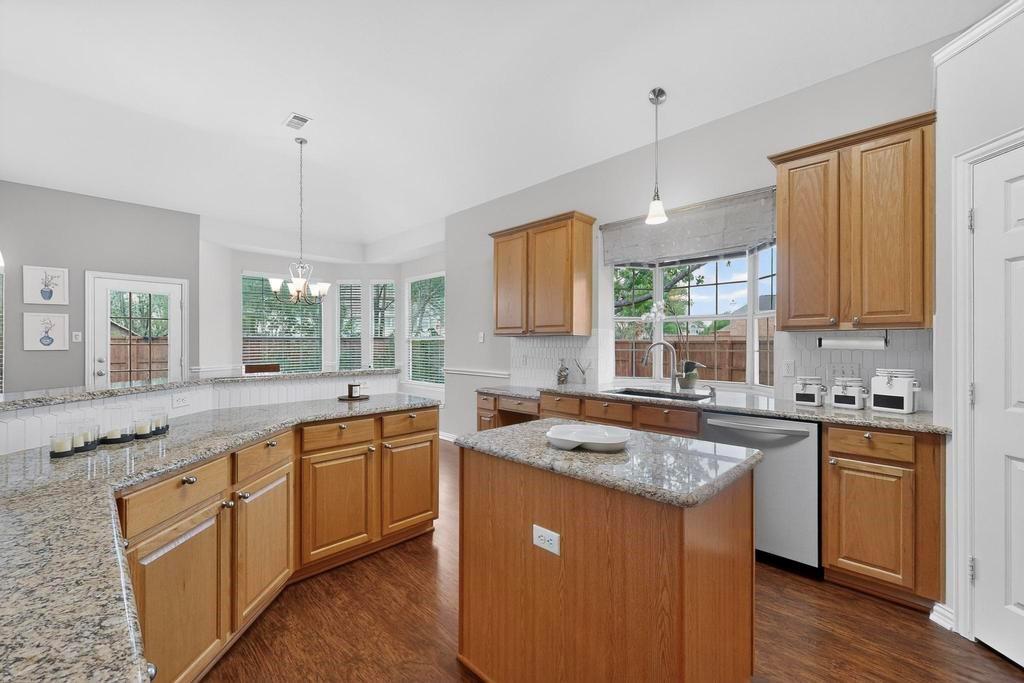 236 Hope Circle Murphy, TX 75094 - Photo 15 of 38 Kitchen featuring a huge breakfast or serving bar
