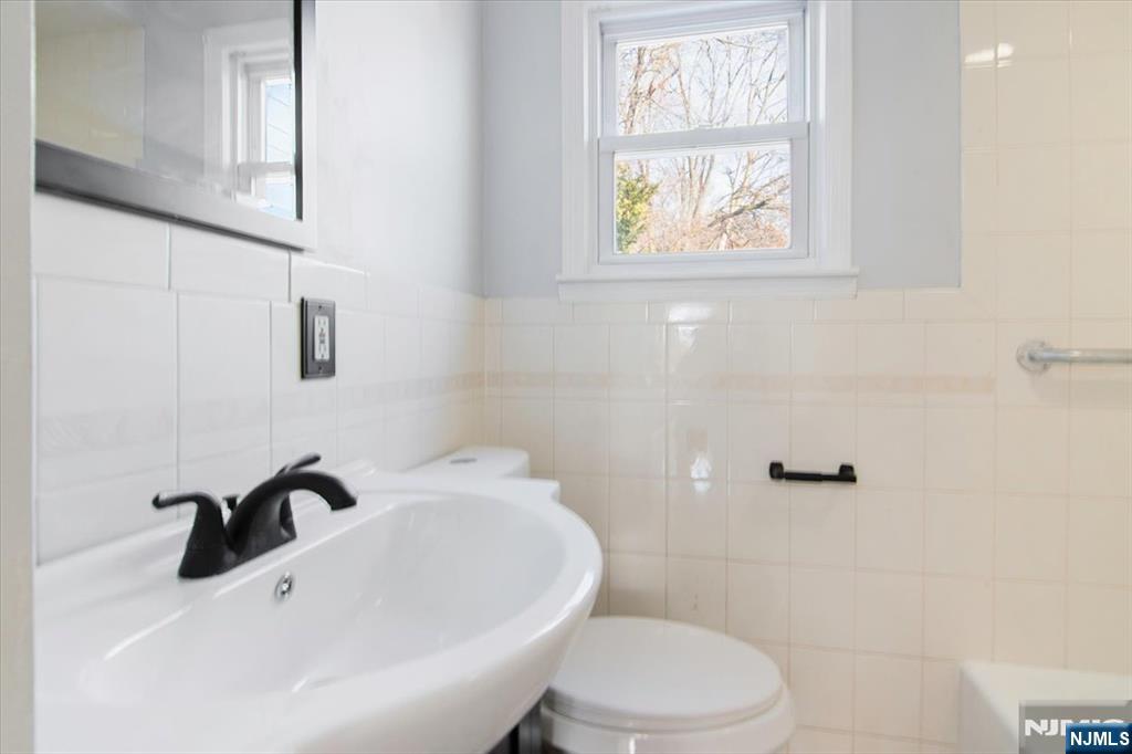 301 Riverview Road Pompton Lakes, NJ 07442 - Photo 14 of 33