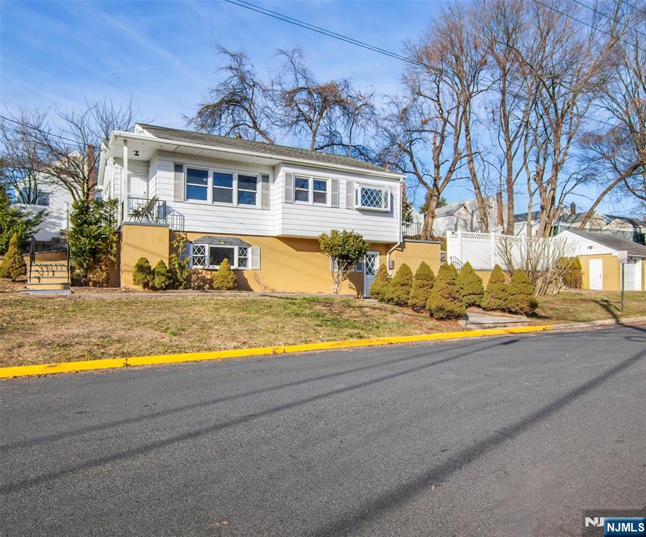 301 Riverview Road Pompton Lakes, NJ 07442 - Photo 2 of 33