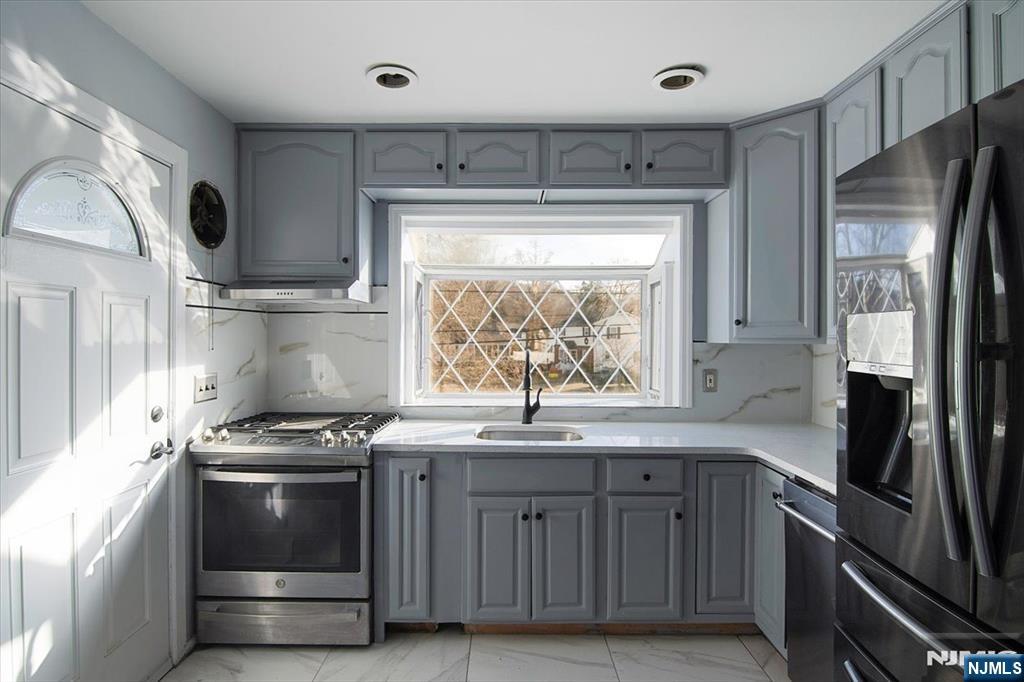 301 Riverview Road Pompton Lakes, NJ 07442 - Photo 4 of 33