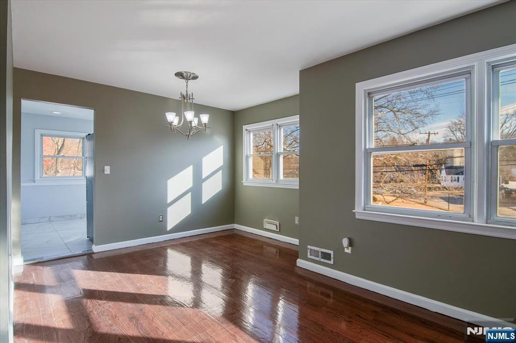 301 Riverview Road Pompton Lakes, NJ 07442 - Photo 8 of 33