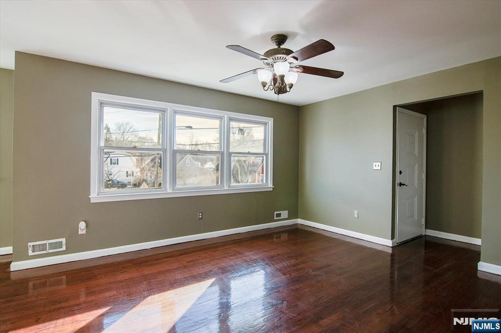 301 Riverview Road Pompton Lakes, NJ 07442 - Photo 9 of 33