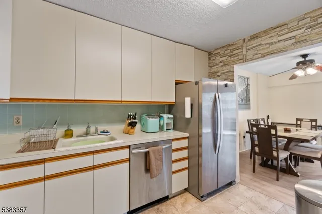 $250,000 | 10 North Wood Avenue, Unit 406, Linden, NJ 07036