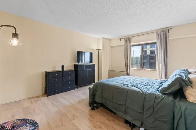 $250,000 | 10 North Wood Avenue, Unit 406, Linden, NJ 07036