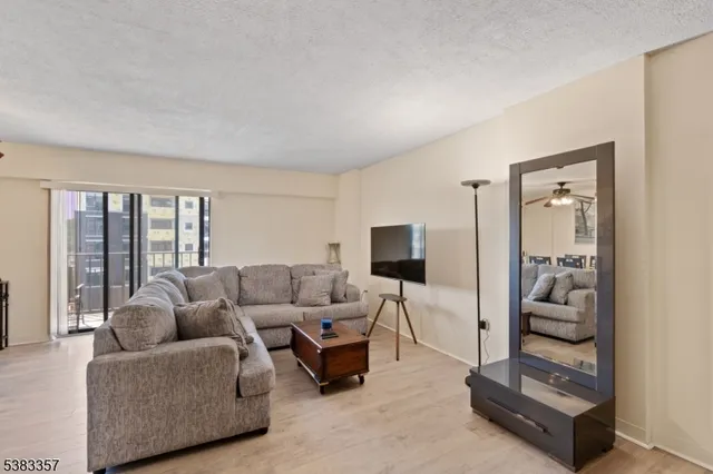 $250,000 | 10 North Wood Avenue, Unit 406, Linden, NJ 07036