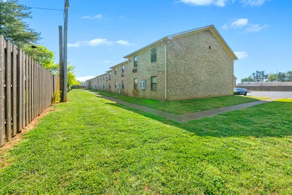 a view of a back yard