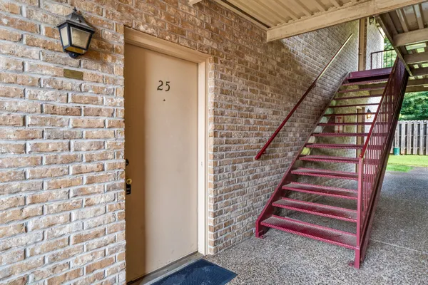 a view of entryway with a front door