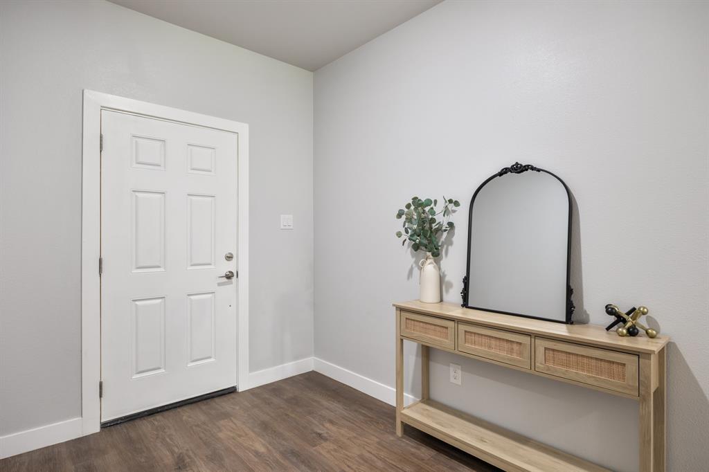 907 Elwood Road Irving, TX 75061 - Photo 4 of 32