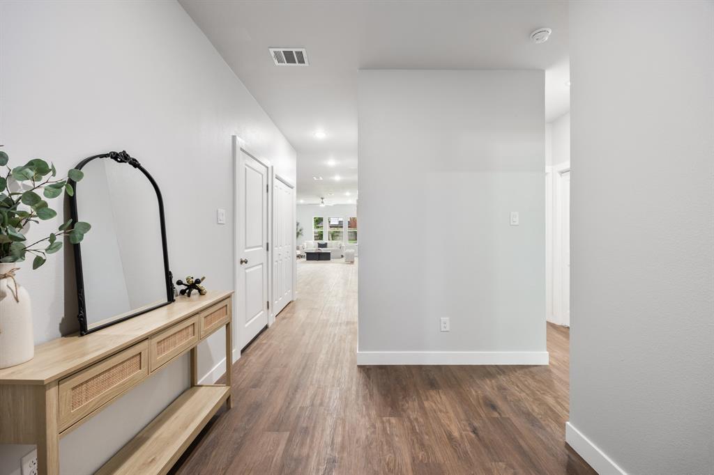 907 Elwood Road Irving, TX 75061 - Photo 5 of 32