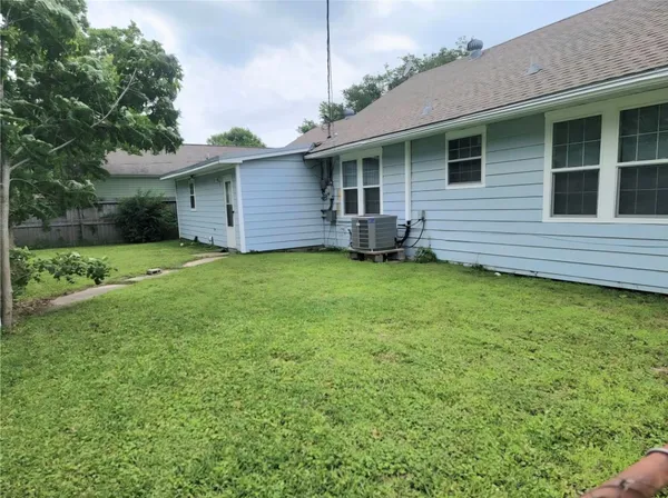 $1,900 | 701 18th Avenue North, Texas City, TX 77590