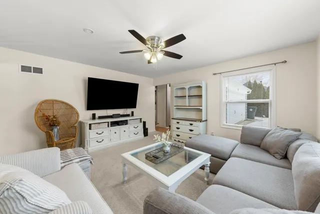 $299,900 | 9 Fieldcrest Drive, Montgomery, IL 60538