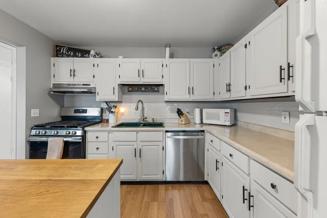 $299,900 | 9 Fieldcrest Drive, Montgomery, IL 60538