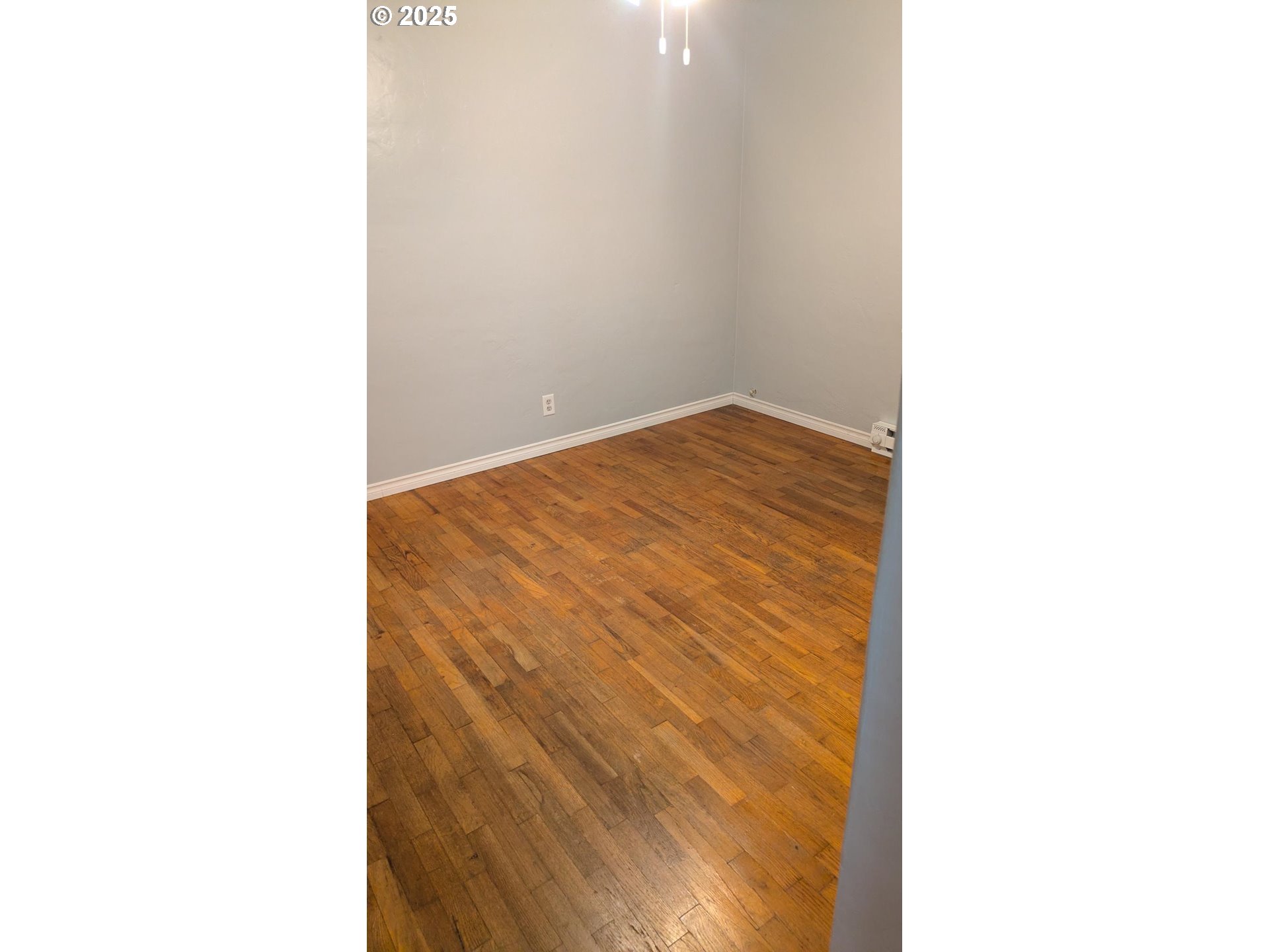 688 32nd Street Springfield, OR 97478 - Photo 7 of 11 a close up of a wall